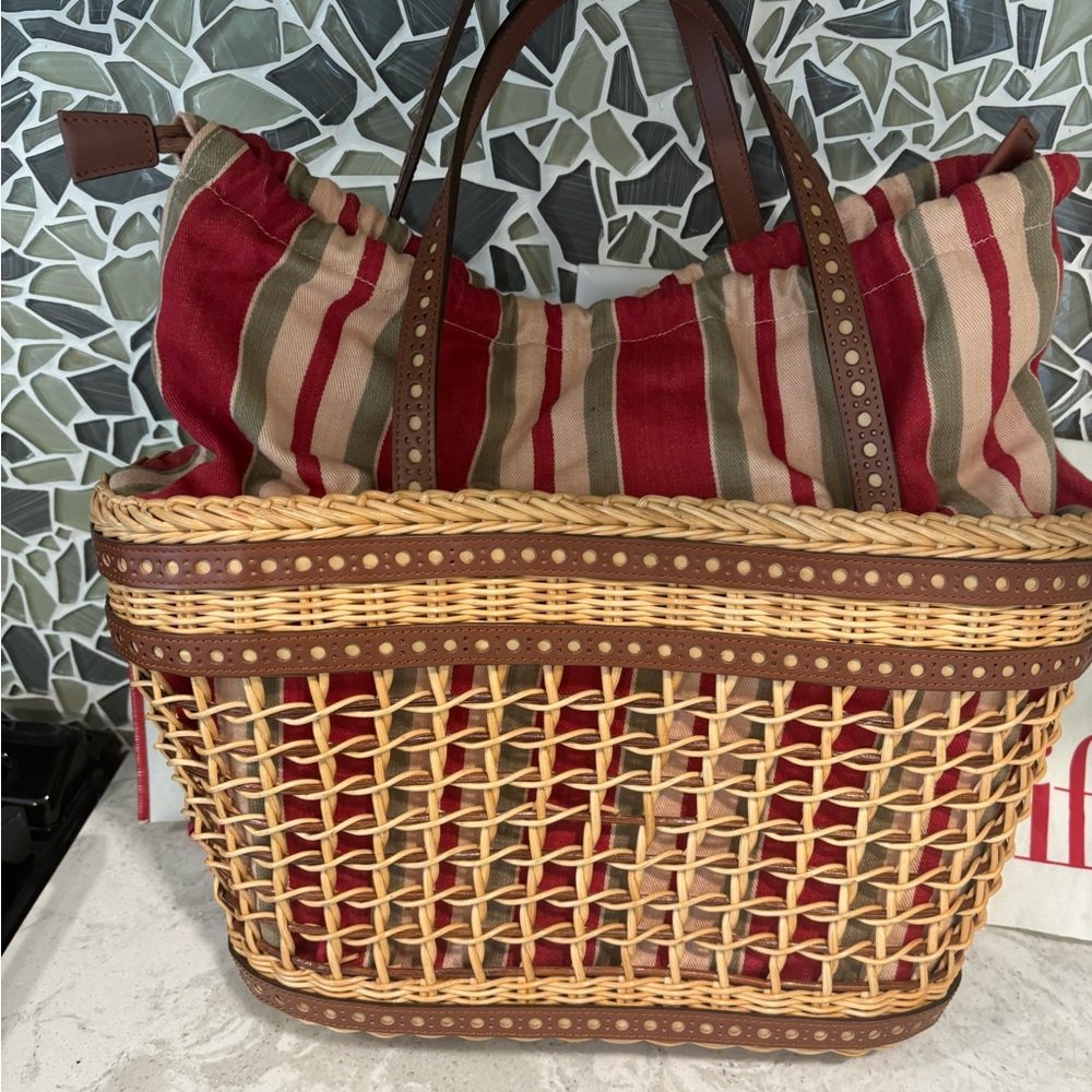 ISABELLA FIORE, New without tags ISABELLA  FIORE Bucket Bag 14x9x4 1/2 - Picture 7 of 10
